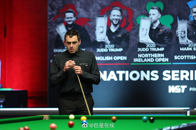 冬日校园有点燃!武汉小学生与喀麦隆前国脚PK球技.